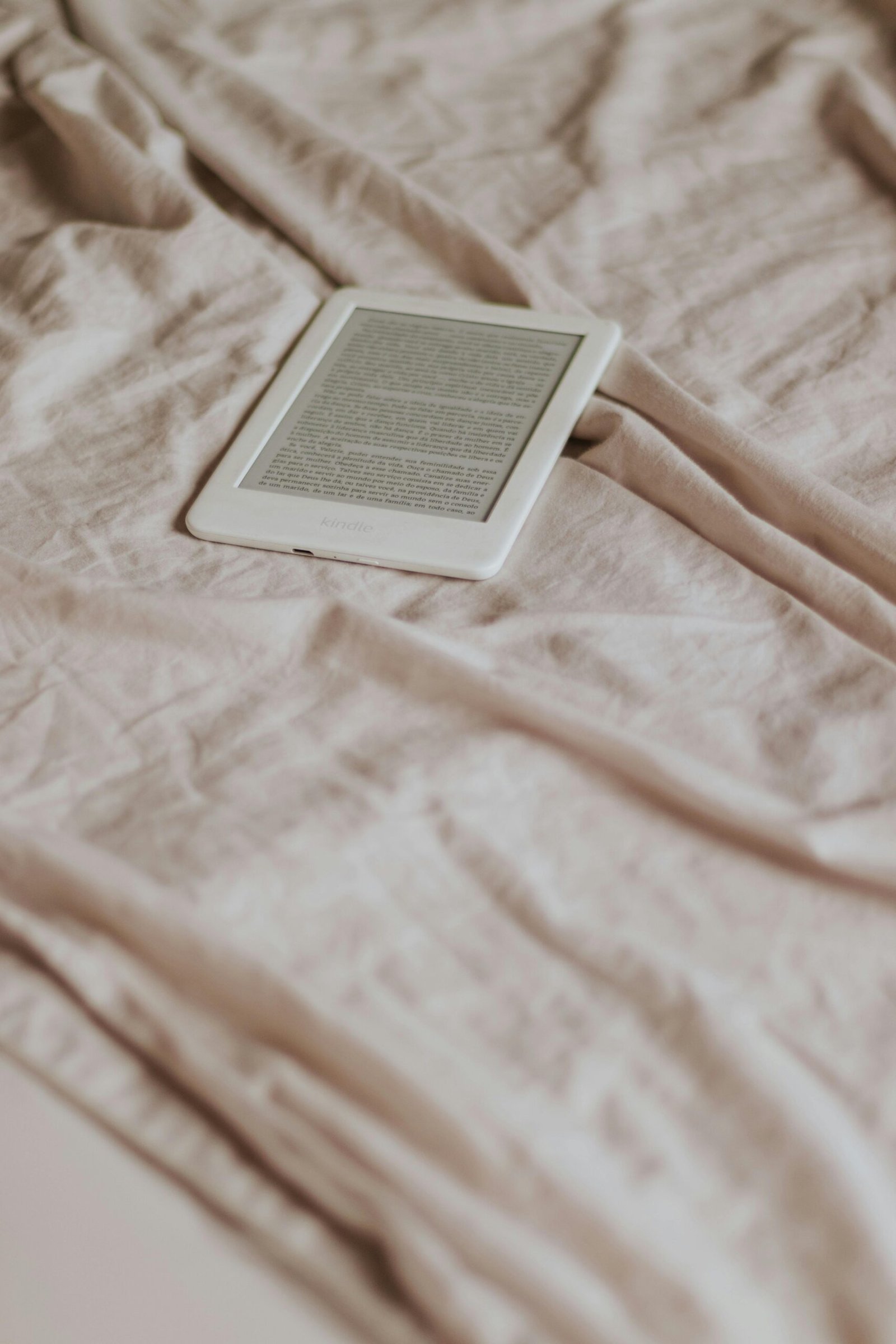Kindle on soft linen